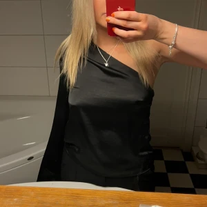 Offshoulder topp - Offshoulder topp från Gina som ej kommer till användning. Använd 2 gånger, storlek 36! Säljer för 150!