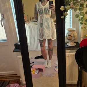 Spets klänning  - Spets klänning från Vila clothes i Str XS. 