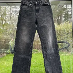Svarta jeans från hope i storlek 28 Deras land modell. Tvättade så har tappat lite färg men annars väldigt bra skick    