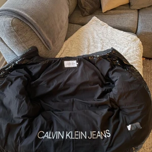 Calvin klein vinterjacka - Säljer nu min extremt varma och bekväma vinterjacka då jag skaffat en annan. Inga defekter alls då jag köpte den förra vintern använt 3 - 5 ggr 