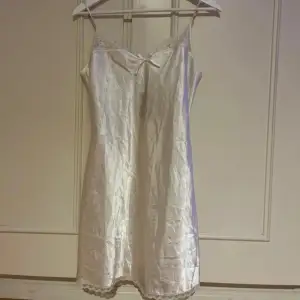 Vit silkesklänning storlek M fråg August Silk. Aldrig använd! Är skrynklig men enkel att stryka.