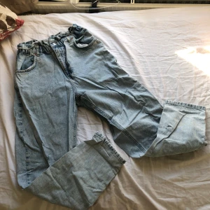 Jeans med hög midja - Högmidjade jeans med resor i midjan. 