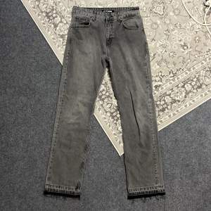 Straight jeans från 2Y Studios, endast testade