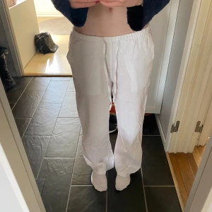 vita lågmidjade linnebyxor  - vita lågmidjade linnebyxor från gina tricot. storlek xs men passar även s. de är sparsamt använda och i jättebra skick.  jag är ca 168💕