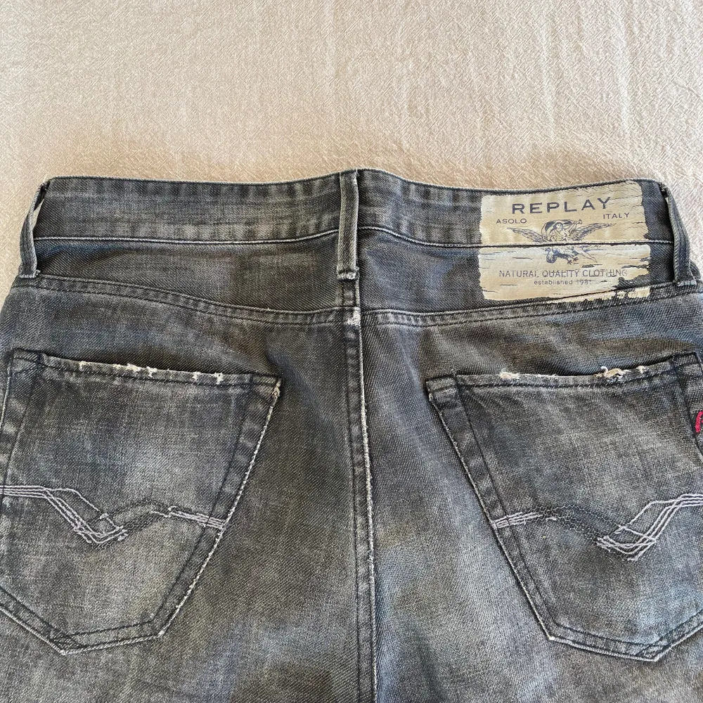 Replay jeans med riktigt cool färg och slitningar! St 30/34! Hör av dig vid ytterligare frågor! Mvh Henry . Jeans & Byxor.