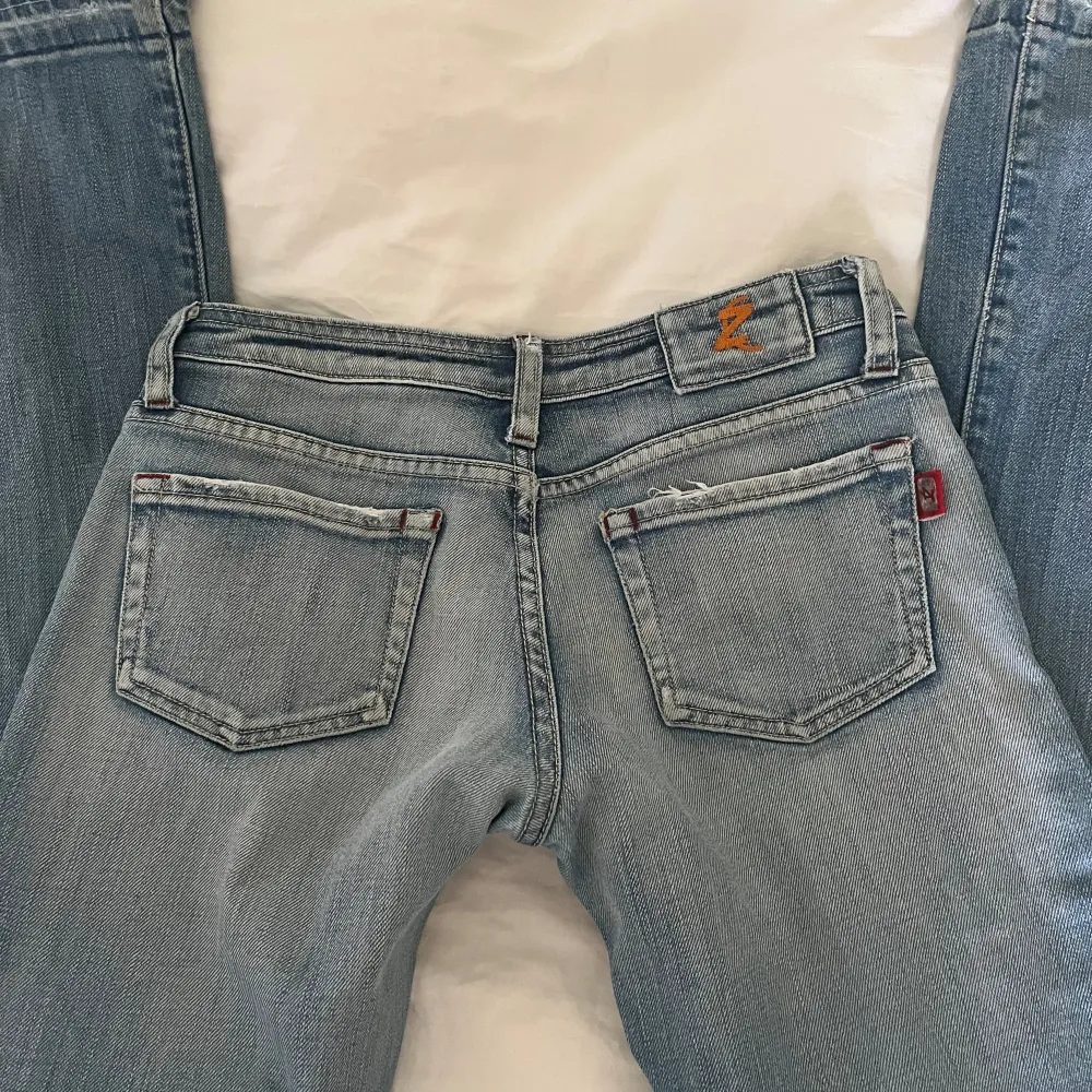 Säljer nu dessa ljusblå lågmidjade jeans som är köpta här på Plick! Första bilden är lånad😊Midjemått rakt över 36cm, innerbenslängden 82cm💕slitna längst ner där bak som man ser på sista bilden! Skriv för frågor eller fler bilder. Jeans & Byxor.
