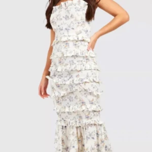 Sjukt fin klänning  - Ge prisförslag för vill bli av med fort Prislappen kvar säljer då den inte passade  