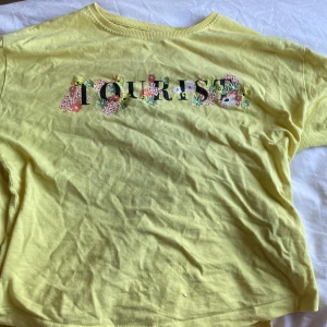 Tourist tröja💗 - En gul t-shirt med blommor på använd en gång men gillade inte den för jag gillar inte gul.💗