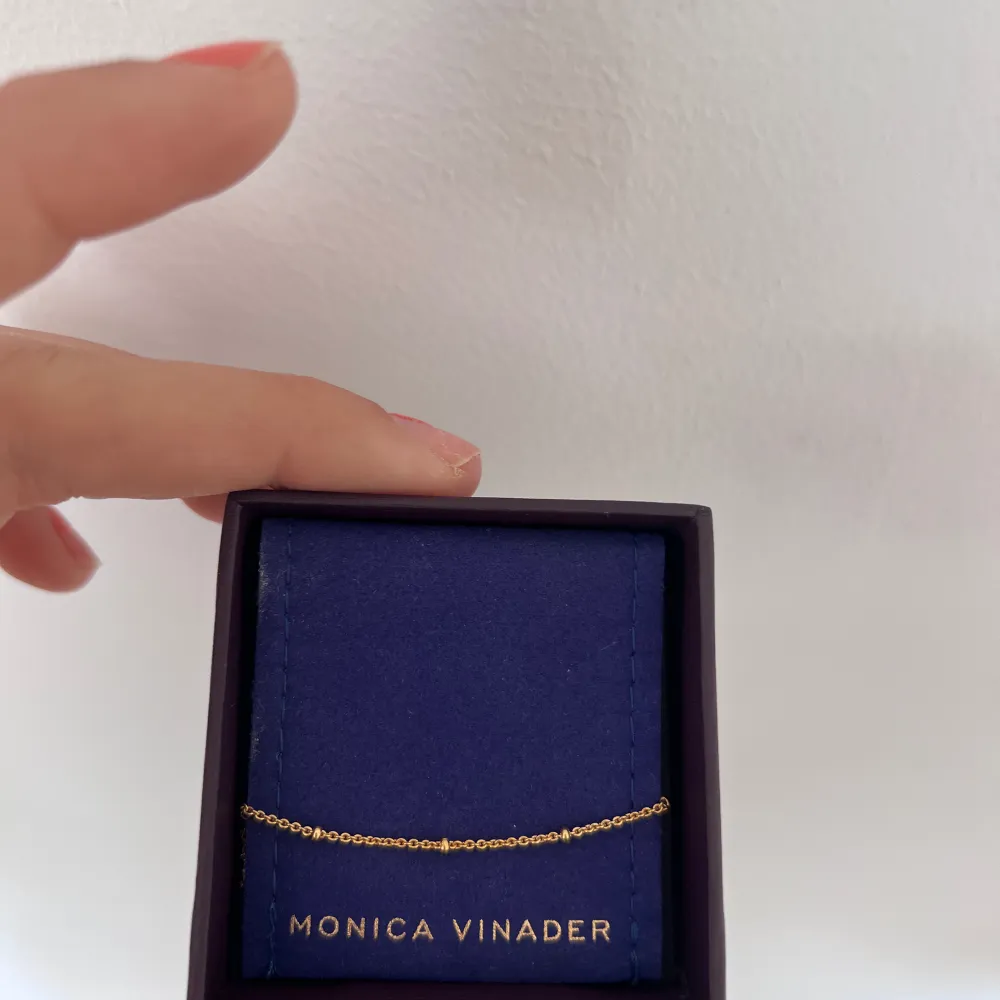 Säljer mitt supersnygga oanvända Veronica Vinader armband pågrund av att jag inte använder guld! Armbandet är guldiga med små guldkulor på🩷. Accessoarer.