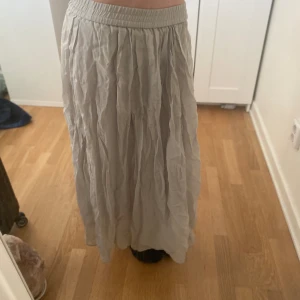 Kjol - Fin kjol från h&m som knappt är använd, skriv vid frågor💕