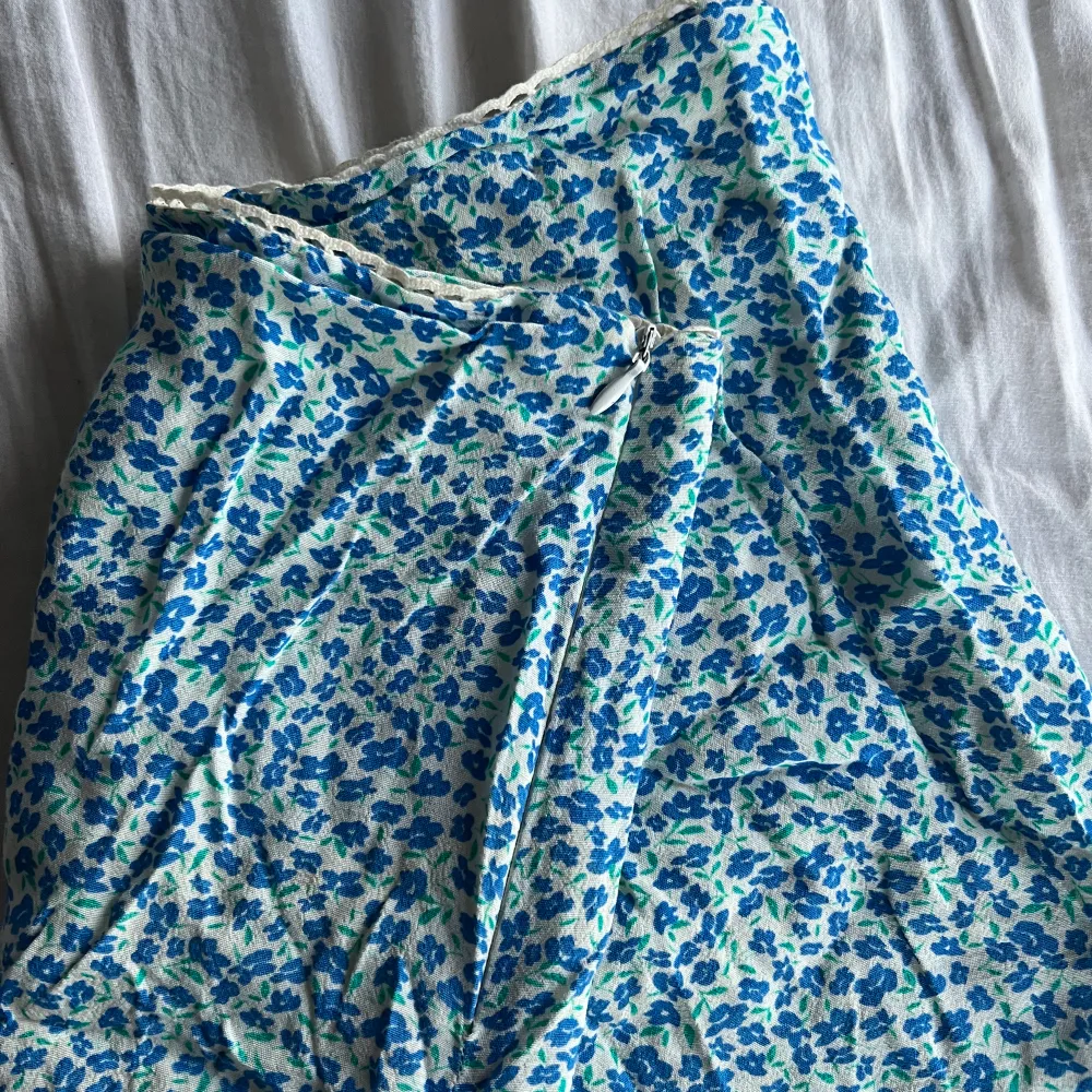blommig kjol från pull&bear som är väl använd men fortfarande i bra skick, lite missfärgad från solkräm . Kjolar.
