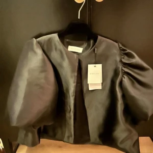 By Malina blus Cleo - Helt ny aldrig använd By Malina blus Cleo kan användas storlek 40. Lappen hänger kvar 