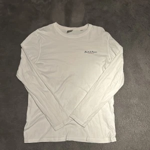 Jack & Jones - En äkta vit Jack & Jones sweatshirt i storlek M, ser helt ny ut inga fläckar osv knappt använd , nypris 400kr 