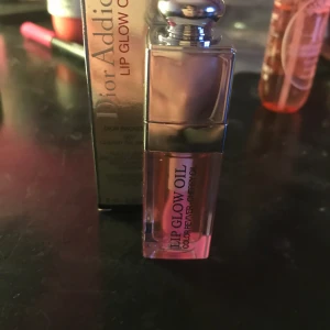 Dior lip oil - Aldrig använd, fick den av min mormor men hon visste inte att jag redan hade en. Orginal pris 400kr