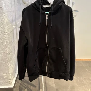 Weekday zip hoodie - Svart Weekday zip up hoodie i bra skick