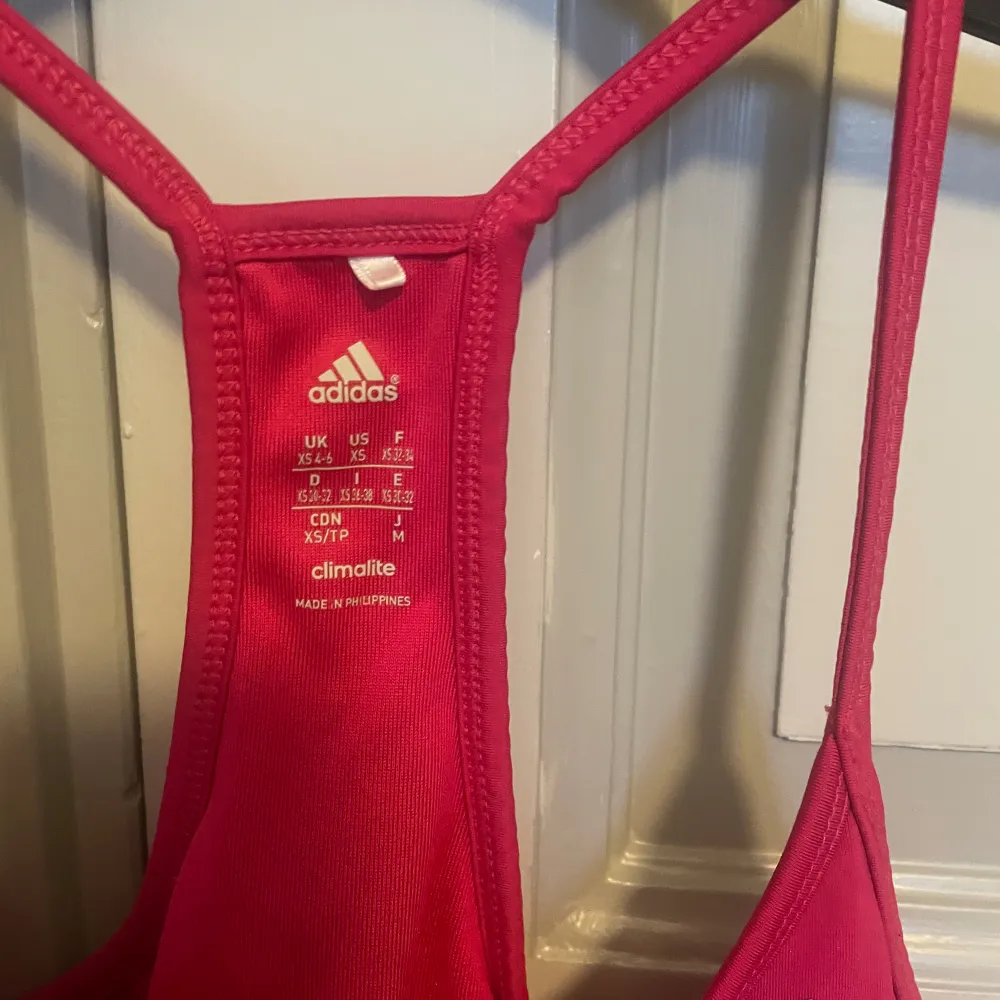 Rosa träningslinne från Adidas i storlek XS. . Sport & träning.