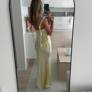 Gul satinklänning  - Säljer denna slutsålda satinklänning från Gina Tricot, från deras senare släpp. Klänningen är aldrig använd och har lappar kvar. Axelbanden är reglerbara och känningen är lång! Lägg gärna bud eller skriv för fler bilder🩷