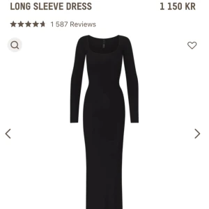 Skims långärmad klänning - Säljer min fina skims klänning då den inte används längre. Det är använd ca 4-5 gånger och är som ny. Den är stilren och klassisk och lätt den mest bekväma klänningen som jag haft☺️
