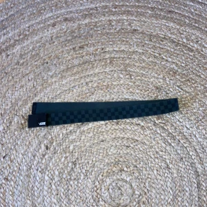 Snyggt vans bälte - Säljer nu mitt snygga vana bälte då jag inte använder det. Skick 9,5/10 för det är en pytteliten repa på metallen. Hör av er vid fundering!