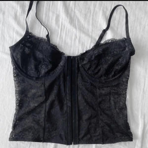 NAKD spets-korsettopp  - Jättefin bustier/korsett topp från NAKD i strl S. Nypris 399kr. Fint skick!🫶 