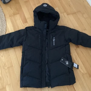 Snygg Sailracing jacka - Säljer nu min helt nya jacka då den är för stor. Aldrig använd. 10/10 i skick. Qr cod funkar bra. Den har en innerficka och den är väldigt varm och skön inför vintern. Nyköpt för ca. 4000kr tror jag. Skriv vid minsta fundering!