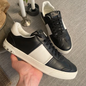 Valentino Flycrew - Säljer dessa stilrena läder Flycrews | Storlek 42 | 9/10 Skick (Alla nitar kvar)  | Allt og följer med | 3599kr