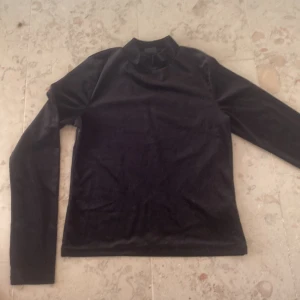 svart sammetströja  - svart tröja i sammet !! sååå fin och otroligt svart