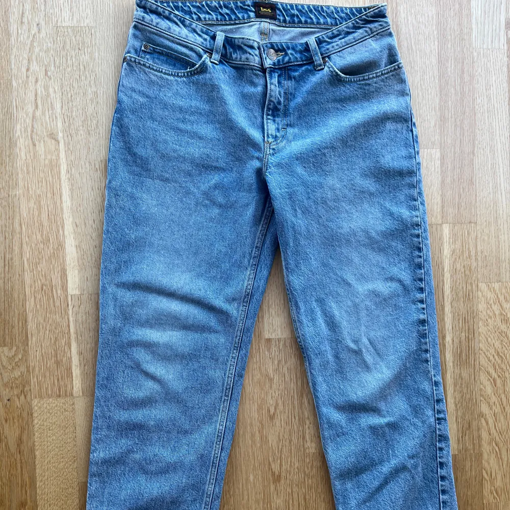 Dessa är nästan helt oanvända Lee jeans i bra skick. Säljs på grund av att det inte längre passar min stil och används aldrig. Pris kan diskuteras. Jeans & Byxor.