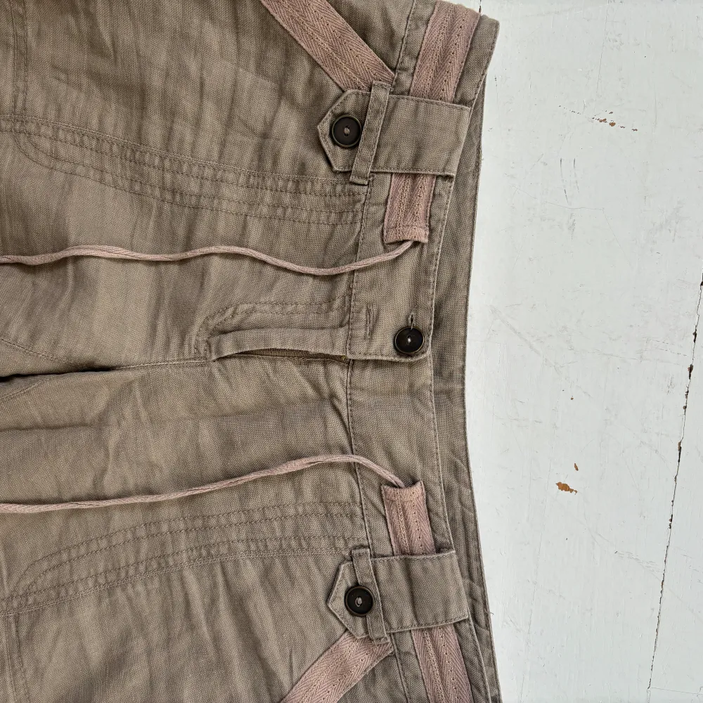 Snyggaste lågmidjade byxorna, 39cm över midjan, 24,5 över låret, 83cm innerbenslängd (sprättade nedtill. Jeans & Byxor.