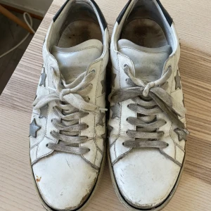 YSL beaters - Säljer mina Yves saint Laurent beaters. Som ni ser är skorna väldigt slitande och ena sulan har lagats hos en skomakare, därav det billiga priset.( båda sulorna är halvt av, rekommenderar lagning)