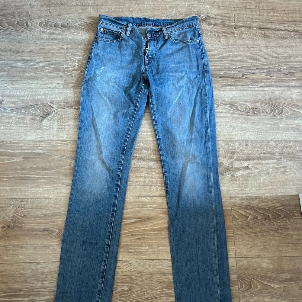 Ett par jeans i bra skick och som dessutom har en extremt snygg tvätt. Nypriset på dessa jeans ligger på runt 1000kr. Längden på byxorna är 105cm och midjan 38cm jämför gärna med ett par egna och sen är det fritt fram att använda ”köp nu”.. Jeans & Byxor.