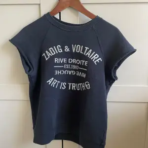 Säljer den här tröjan ifrån Zadig et Voltaire. Den är använd kanske två gånger och den är i nyskick. Materialet är som i en hoddie. Priset kan diskuteras.Den är mörk marinblå nästan svart.