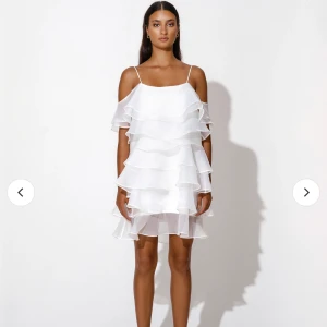 Studentklänning  - Säljer en By Malina klänning som jag hade som alternativ när jag tog studenten 2023, men aldrig använde. Helt oanvänd, prislappen kvar. Skriv för fler bilder 