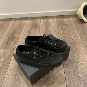 Tommyhilfiger skor - Sköna sneakers i storlek 39, använda 3-4 gånger i ny skick.