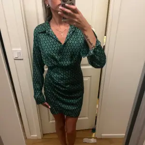 Fin klänning mycket grönare i verkligheten, går att knäppa upp se bild 3 Strl XS/S, Köpt i Italien