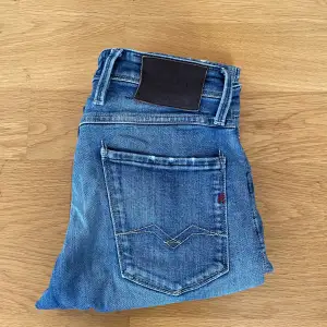 Säljer dessa slim jeans från Replay i modellen anbass. Jeansen är i toppskick och har inga tecken på användning. Det är storlek 29.