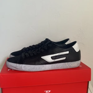 Diesel skor - Säljer mina diesel skor i nyskick använda 1 gång nypris 2400 mitt pris 1200 skriv vid funderingar eller bilder m.m