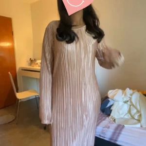 Smutsrosa klänning - Stl M passar Xs/S fin passform och hon på bilden är 1,72