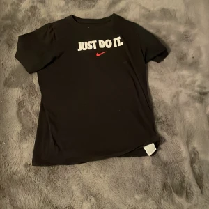 3st Nike  t-shirts  - Köpte dom för ca 1 år sedan.Alla t shirts är i bra skick Pris :50kr styck Storlek Första bild :158-170 Andra bild :147-158 Tredje bild-xs  
