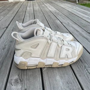Nike air Uptempo - Schyssta Nike air Uptempo som är knappast använda. Strlk 44.5 i en offwhite/vit färg, skicket är väldigt bra. Säljer då de inte kommit till användning då de inte längre passar min garderob. Kartong saknas tyvärr. Pris kan diskuteras vid snabb affär!😄