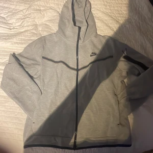 Nike tech fleece - Säljer nu denna tröja då den inte passar mig längre. Tröjan är storlek M men sitter mer som en S Tröjan är använd men har fortfarande väldigt bra skick😁