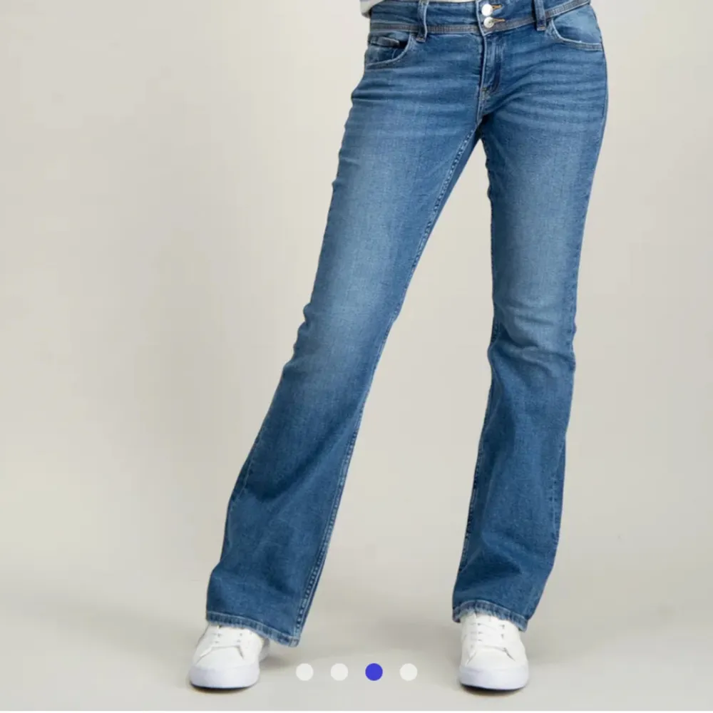 Fina jeans från Gina inte jätte använda och nypris 350. Jeans & Byxor.
