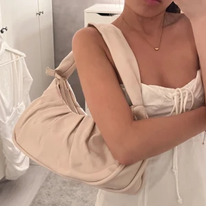 Väska - Beige rosa väska. Säljes för att den inte kommer till användning. Nästintill helt oanvänd. Vid fler frågor skicka meddelande💕