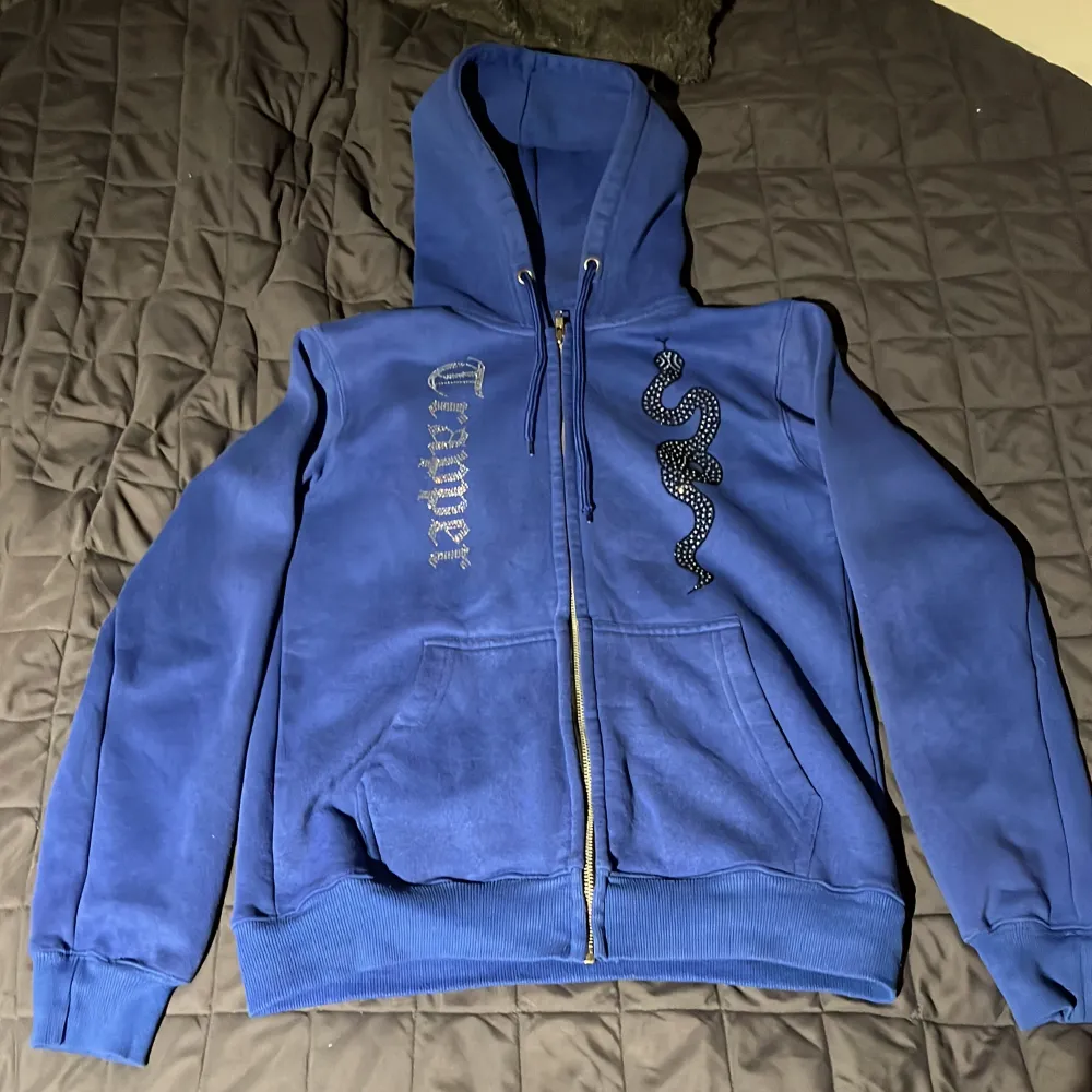 Snygg, blå Rhinstone hoodie som tyvärr har blivit för liten. Använd men den är fortfarande i bra skick och inga skador. Hoodies.
