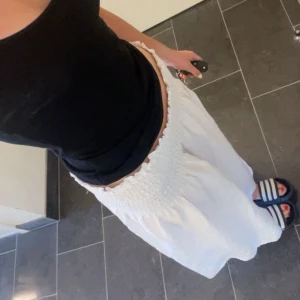 Lång kjol  - Hej, säljer denna kjol från Lindex som jag köpte förra sommaren för 600kr! Säljer den då den blivit lite kort på mig💞Klippte bort storlekslappen förut men tror den är i strl S/M, bär oftast S!
