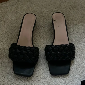 Svarta klackar  - 💙