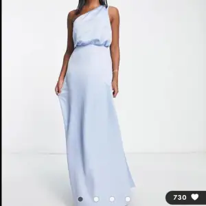 Säljer min ljusblåa balklänning köpt från Asos🌸I fint skick, endast använd vid ett tillfälle när jag hade min bal. Klänningen är one Shoulder och verkligen så fin! Jag är ungefär 170 och passar perfekt i längden🥰