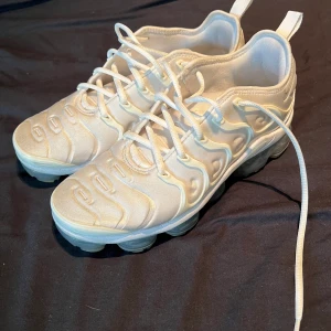 Vapormax  - Ett par vita vapormax i bra skick och nästan aldrig använda. De är i storlek 42. Kostar 2600kr nya och säljer de för 999kr.
