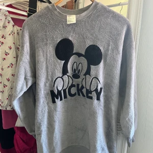 Mickey Mouse - En mjuk sweater från H&M, kan fungera som pyjamas eller en sweater och är verkligen jätte skön🥰