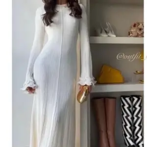Säljer denna virala klänning i stl M. Den funkar även på någon som bär S. Den är helt ny med lappar på. 